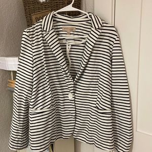 Thick and stretchy soft blazer. No stains smoke free animal, free home.